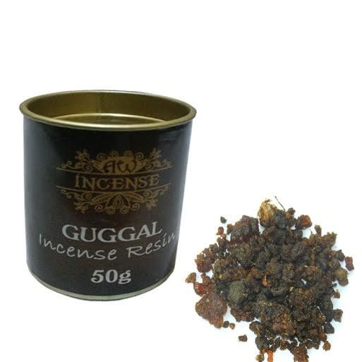 Räucherharz Guggul – schwarze Dose mit Harzstücken, Freisteller