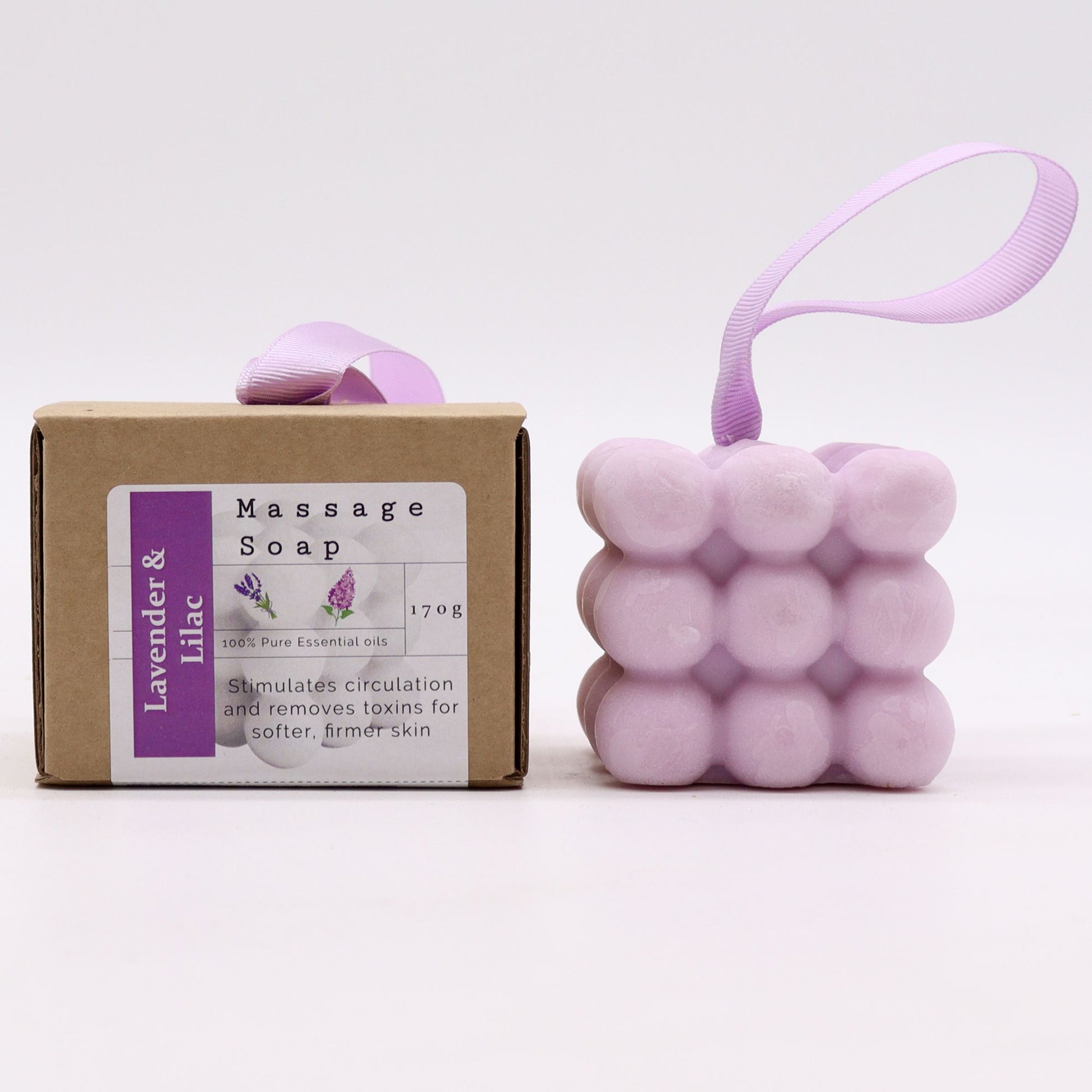 Massageseife Lavendel und Flieder – Verpackung und Seife nebeneinander, Frontansicht, Freisteller