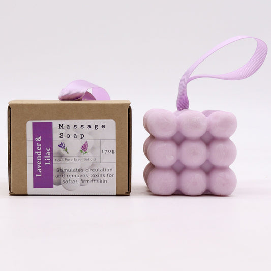 Massageseife Lavendel und Flieder – Verpackung und Seife nebeneinander, Frontansicht, Freisteller