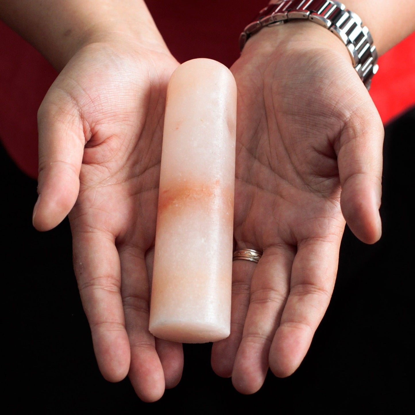 Himalaya Deodorantstein in Stickform – auf beiden Handflächen liegend