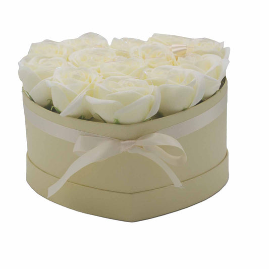 Seifenblumen Herzbouquet 13 Rosen Creme – geöffnete Box stehend, Freisteller
