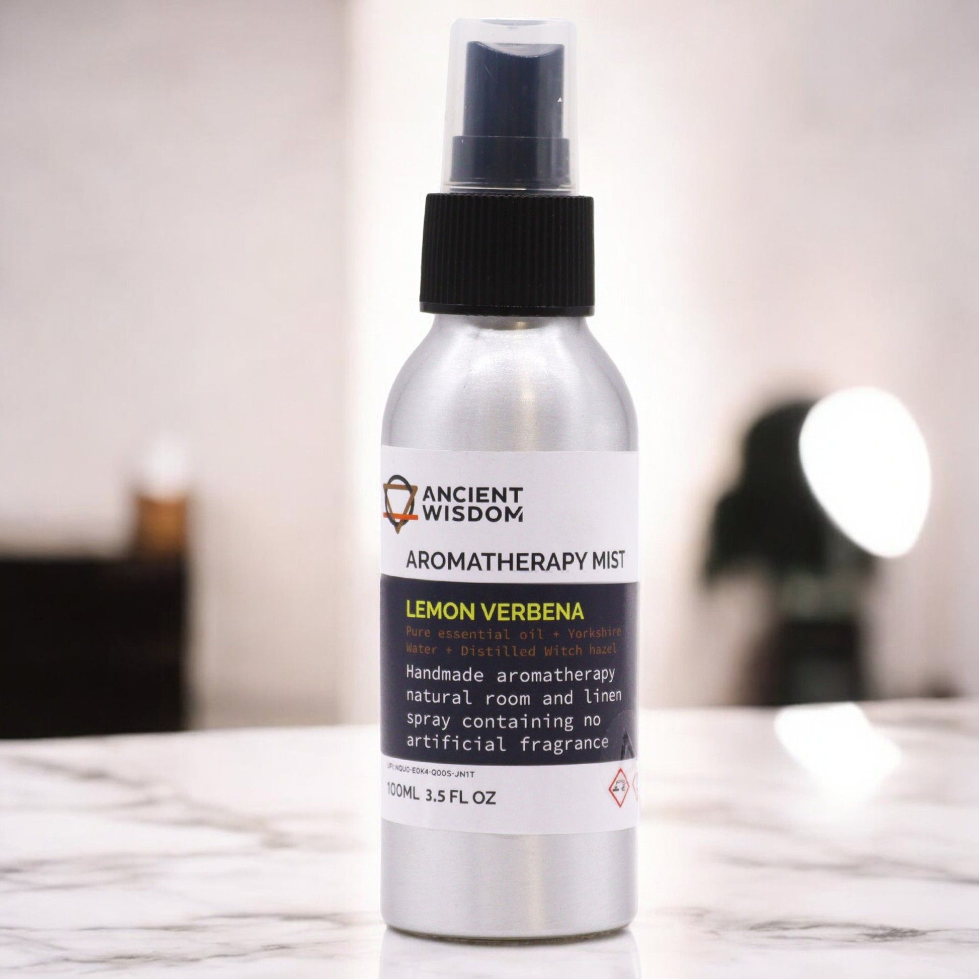 Aromatherapie Raumspray Zitronenverbene – Stimmungsbild auf Tisch