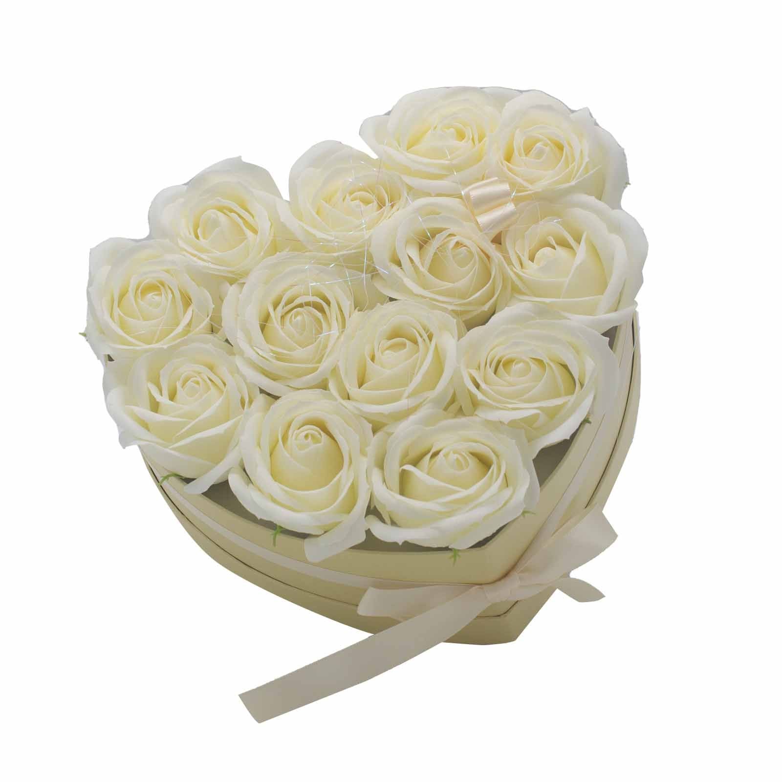 Seifenblumen Herzbouquet 13 Rosen Creme – Box leicht gekippt, Draufsicht