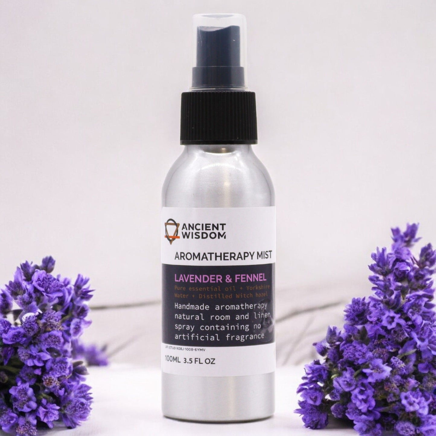 Aromatherapie Raumspray Lavendel und Fenchel – Stimmungsbild mit Lavendelblüten