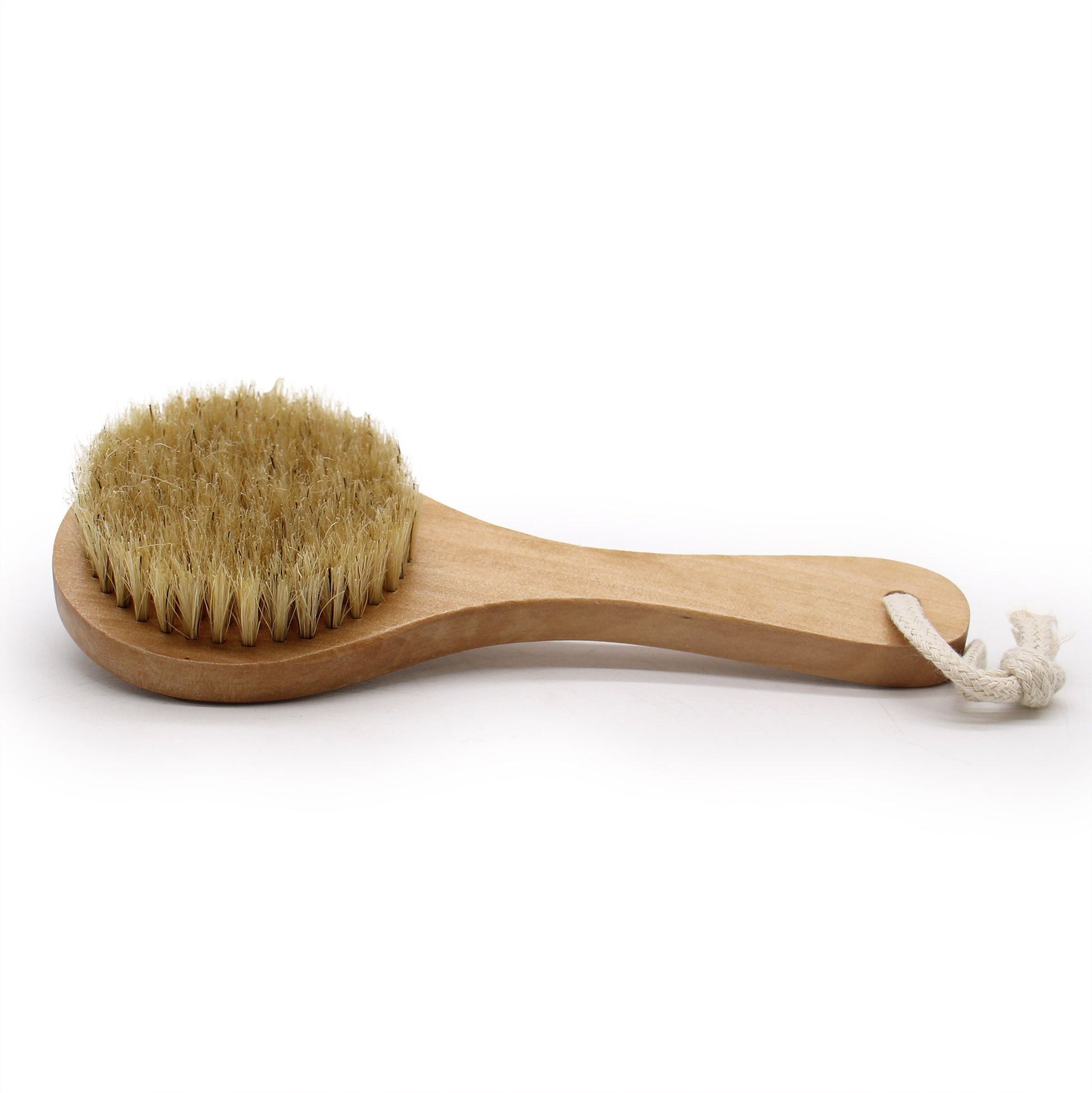 Körperbürste mit kurzem Holzgriff – Ansicht leicht seitlich, Freisteller