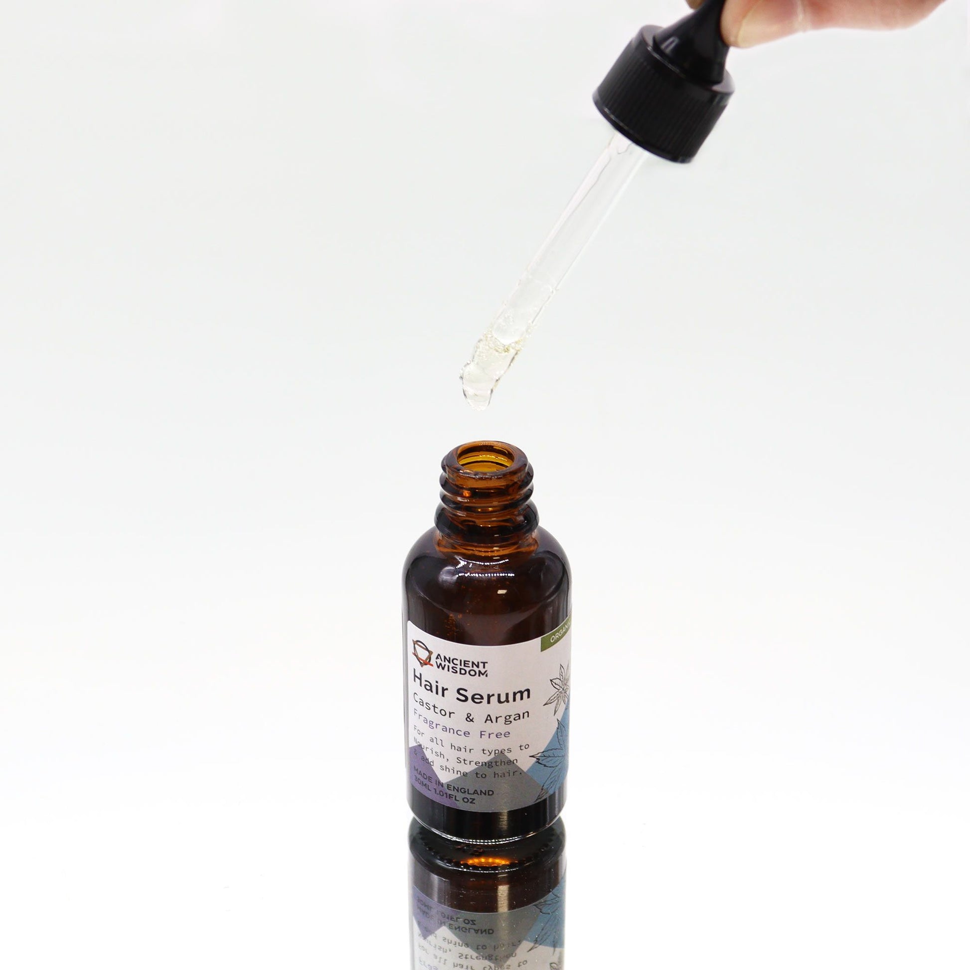 Haarserum Duftfrei – Glasflasche mit Tropfer darüber gehalten