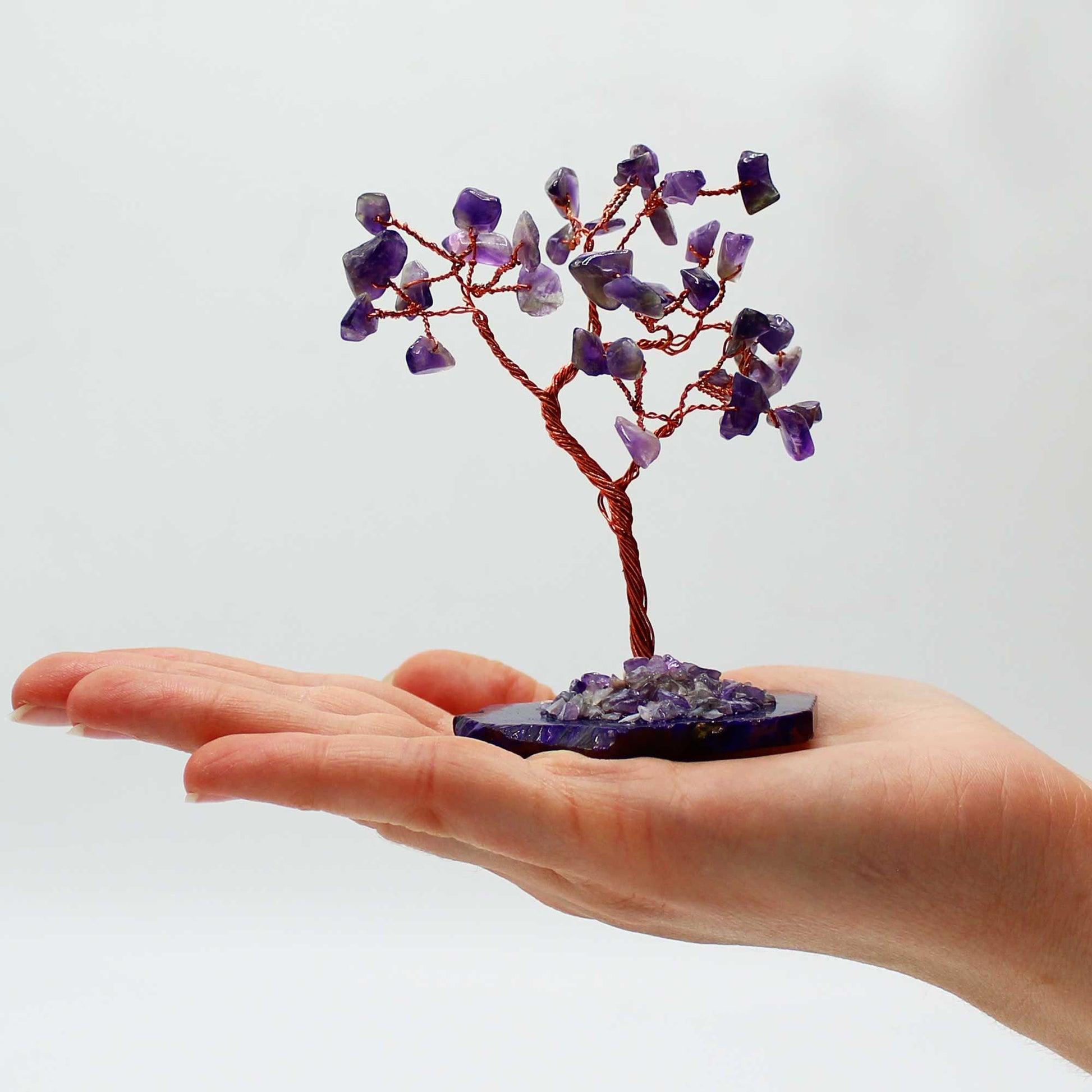 Edelsteinbaum Amethyst auf Achatbasis – auf der Hand stehend