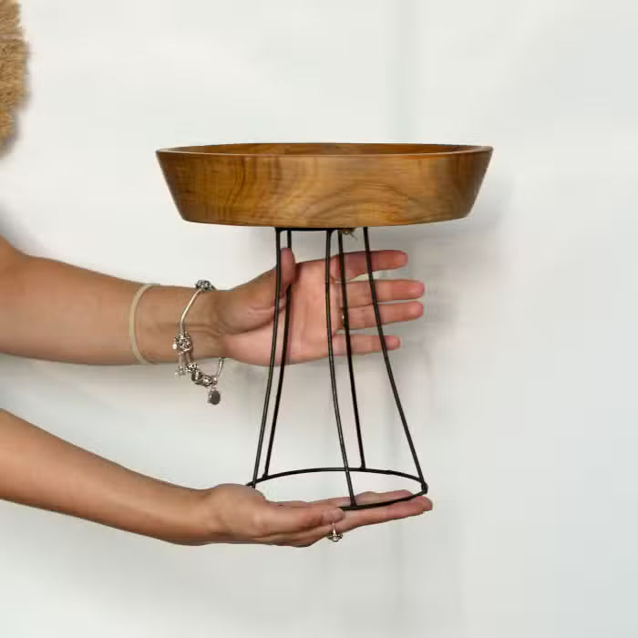 Große Teakholzschale auf Metallständer