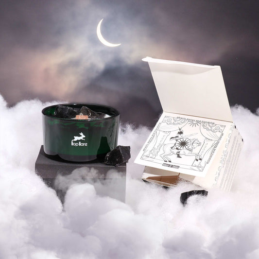 Hop Hare Ritualkerze Der Ritter – Kerze und Verpackung thematisch arrangiert