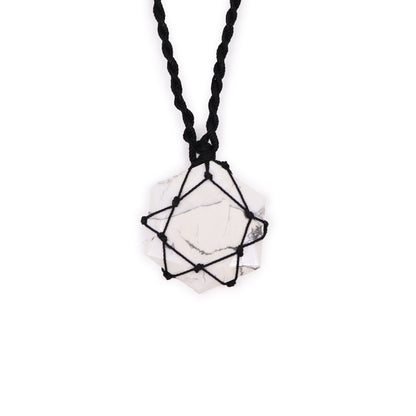 Halskette Geschnürter Edelsteinanhänger - Hexagon - Weißer Howlith