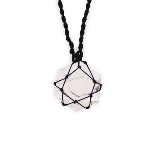 Halskette Geschnürter Edelsteinanhänger - Hexagon - Weißer Howlith