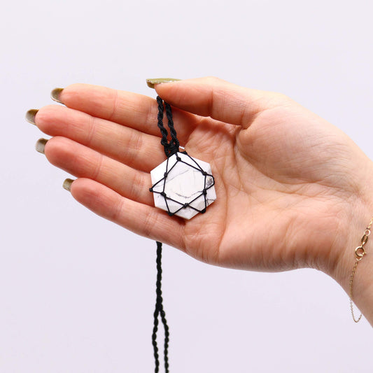 Halskette Geschnürter Edelsteinanhänger - Hexagon - Weißer Howlith