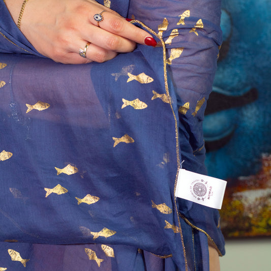 NOMAD SARI ON THE MED - Pareo/Sarong/Schal/Wickeltuch – ca. 180 x 110 cm - handbemalt Goldfisch blau-gold