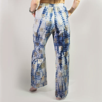 NOMAD SARI ON THE MED - Lounge-Hose - Griechisches Motiv in Gold und Blau – handbemalt M/L