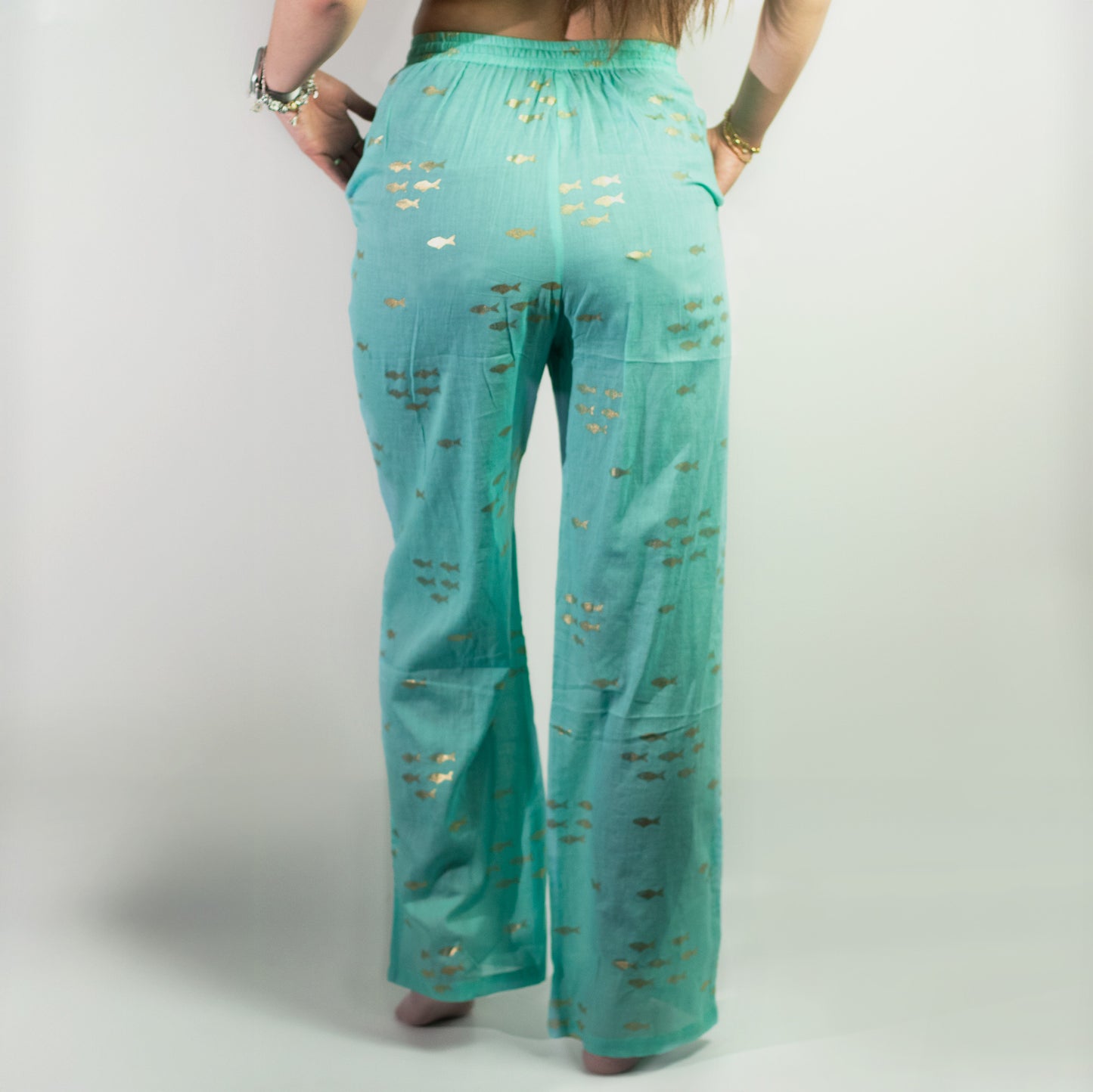 NOMAD SARI ON THE MED - Lounge-Hose - Goldfisch Motiv in Gold und Türkis – handbemalt M/L