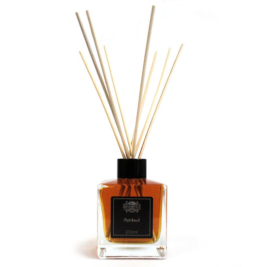 Rattanstäbchen-Diffusor Patchouli – ausgepackt dargestellt.