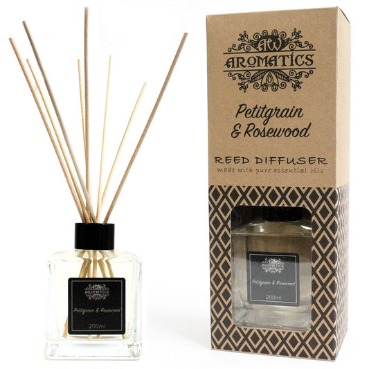 Rattanstäbchen-Diffusor Petitgrain-Rosenholz – verpackt und ausgepackt nebeneinander dargestellt.