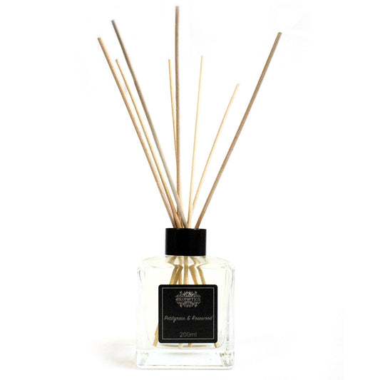 Rattanstäbchen-Diffusor Petitgrain-Rosenholz – ausgepackt dargestellt.