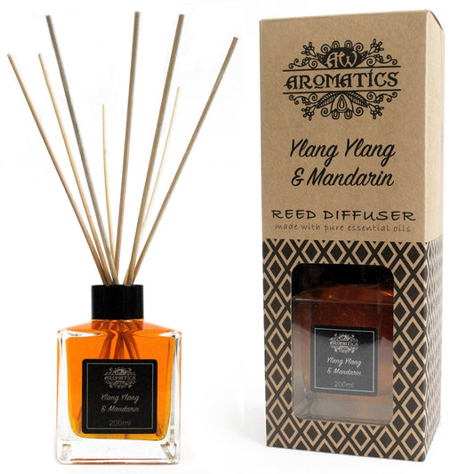 Rattanstäbchen-Diffusor Ylang Ylang-Mandarine – verpackt und ausgepackt nebeneinander dargestellt.