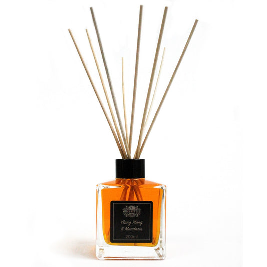 Rattanstäbchen-Diffusor Ylang Ylang-Mandarine – ausgepackt dargestellt.