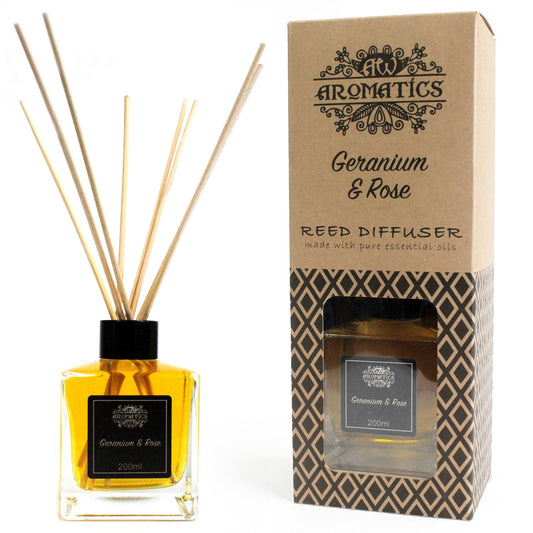 Rattanstäbchen-Diffusor Geranie-Rose – verpackt und ausgepackt nebeneinander dargestellt.