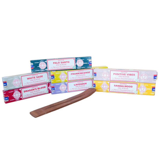 Satya Räucherstäbchen Kennenlern-Set – 7 Sorten (Palo Santo, Weißer Salbei, Weihrauch, Positive Vibes, Drachenblut, Lavendel, Sandelholz) mit Holzräucherhalter, Freisteller